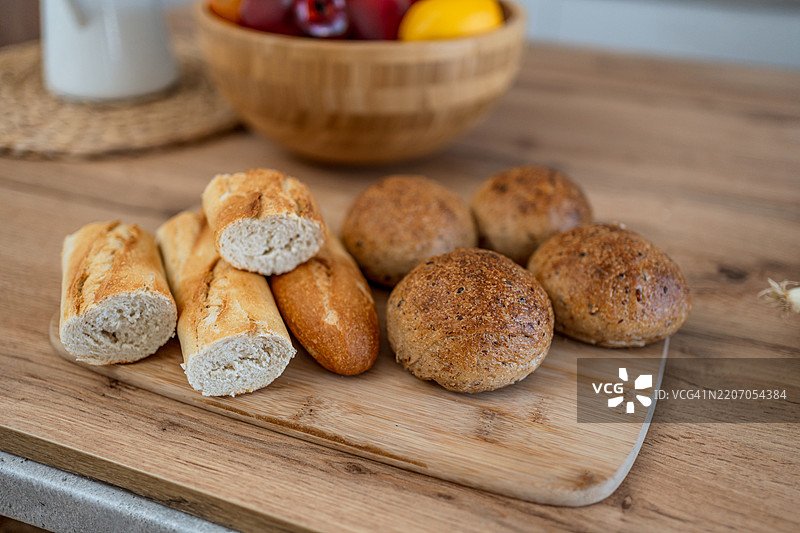 桌子上的切菜板上放着面包图片素材