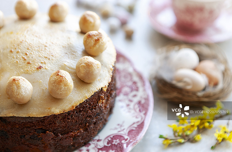 自制的西门尔蛋糕，传统英式复活节杏仁糖蛋糕图片素材