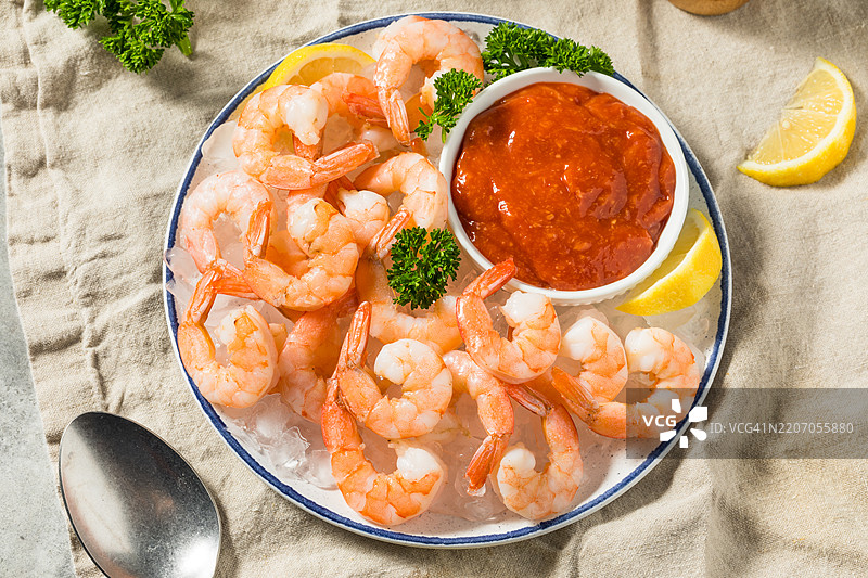 高角度视图的海鲜盘放在桌子上，美国图片素材