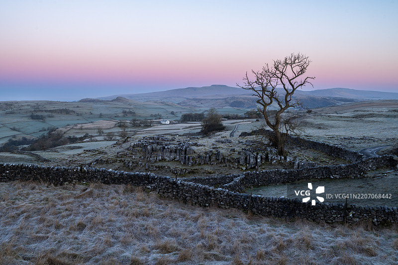 冰冷山谷中的黎明图片素材