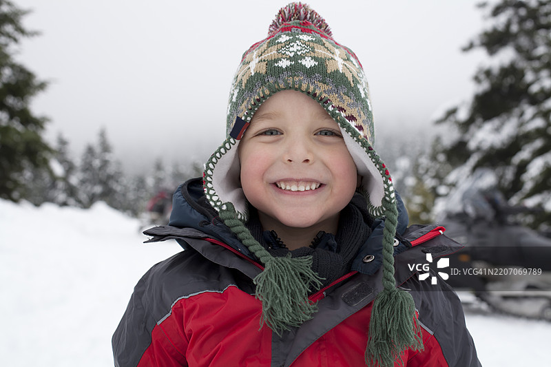 快乐的孩子在雪景中享受冬季户外活动图片素材