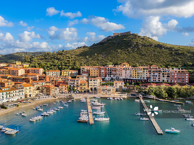 托斯卡纳的意大利海镇波尔图埃尔科勒的无人机视角图片素材