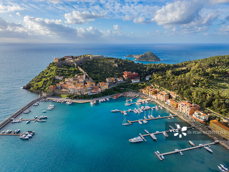 托斯卡纳的意大利海镇波尔图埃尔科勒的无人机视角图片素材