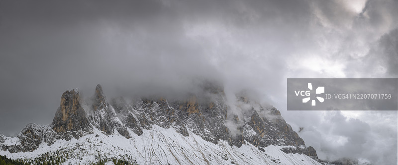 从甘朋草甸俯瞰奥德尔山脉的一部分,意大利南蒂罗尔,普兹-奥德尔自然公园,圣玛德琳娜,富内斯谷,欧洲,雪景。图片素材