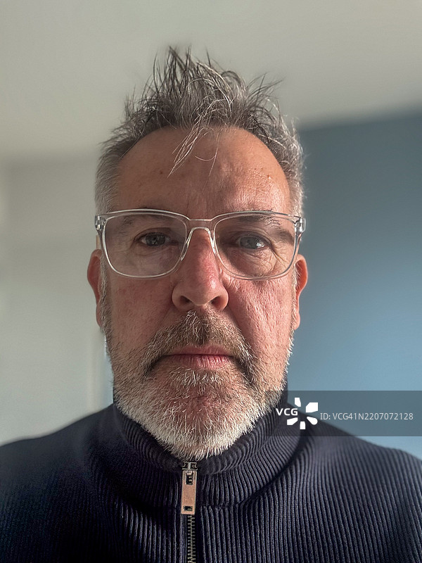 灰发成熟男性的肖像图片素材