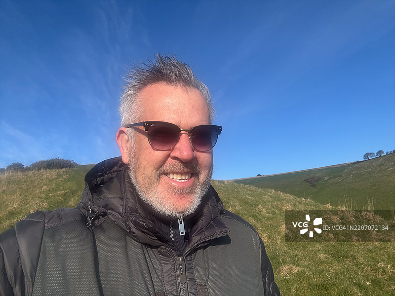 户外灰发成熟男性的肖像图片素材