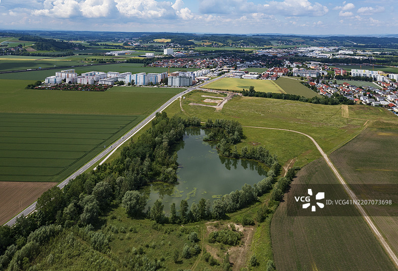 无人机图像,草地上的海岸线,池塘,住宅区,高层住宅区,阿斯滕,林茨地区,上奥地利,奥地利,欧洲图片素材