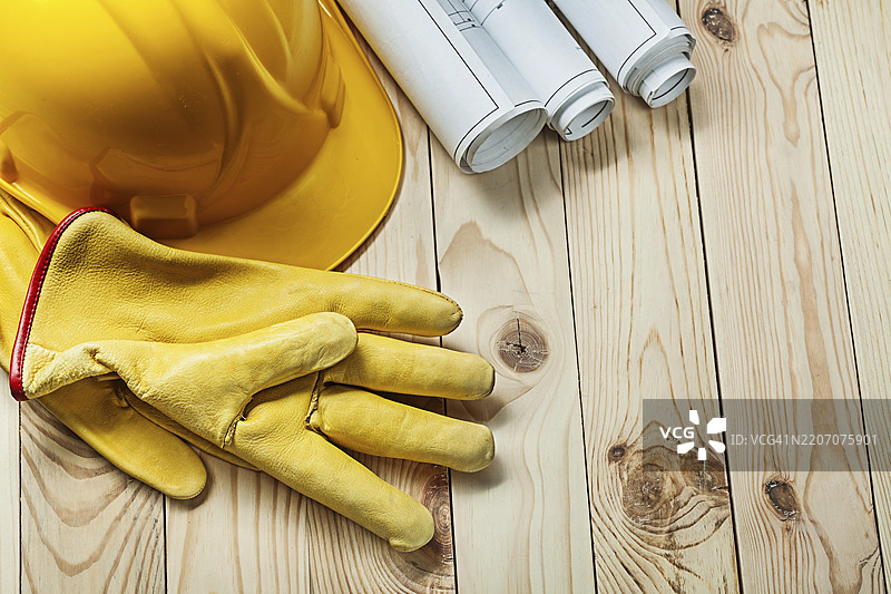 手套、头盔和木材上的建筑蓝图图片素材