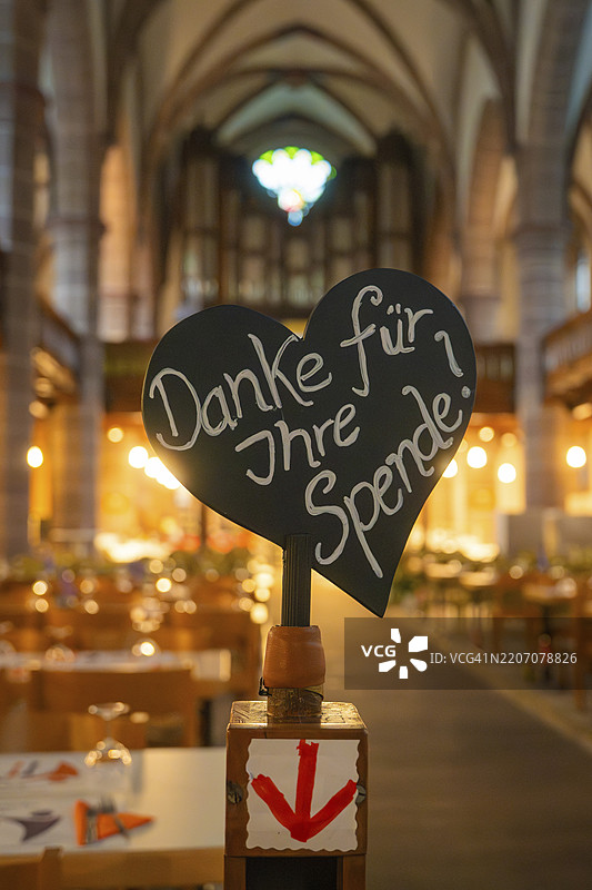 教堂内手写的心形标志，呼吁捐款，位于德国黑森林的卡尔夫晚祷教堂图片素材