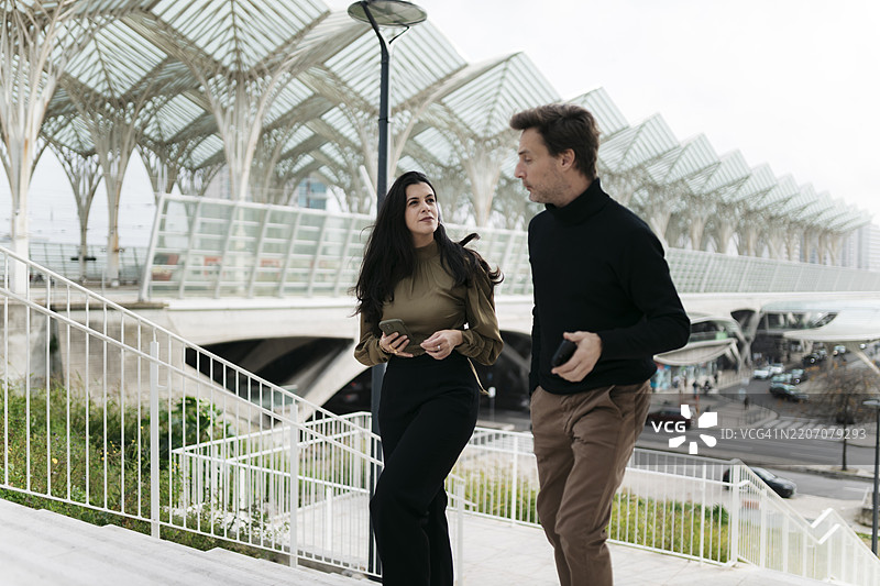 商人在东方车站附近的楼梯上走动并交谈图片素材