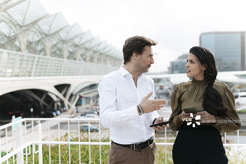 在葡萄牙里斯本，商界人士在户外讨论工作图片素材