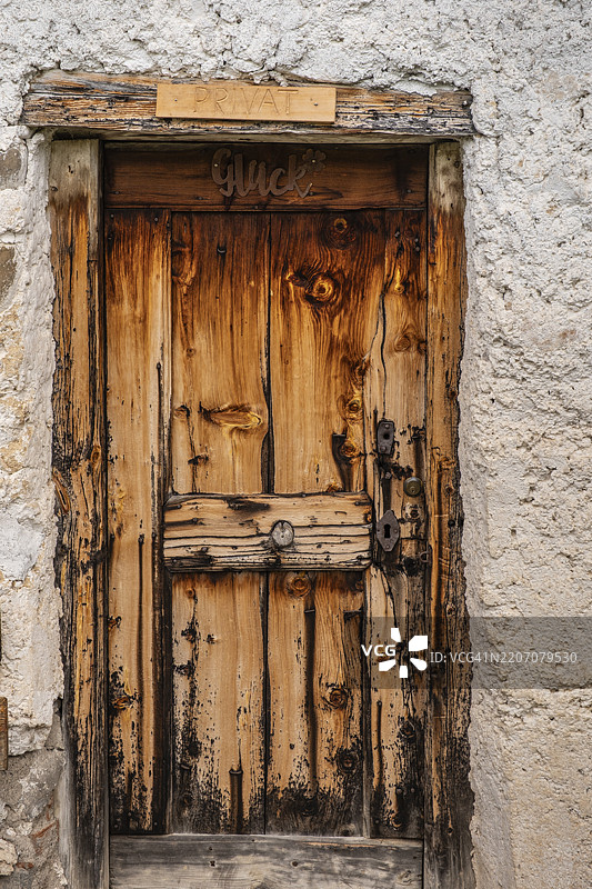 来自意大利南蒂罗尔的普兹-盖斯勒自然公园,格拉茨阿尔姆小屋的乡村木门,位于圣玛德琳娜,维尔诺斯,富内斯,维尔诺斯谷,盖斯勒山脉,杜洛米蒂。图片素材