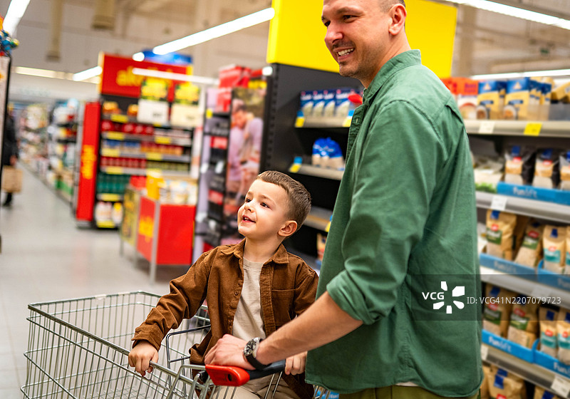 在超市里逛街图片素材