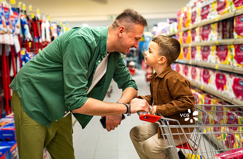 在超市里逛街图片素材