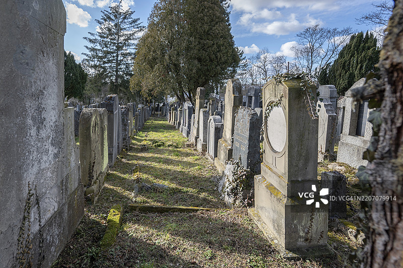 位于德国巴伐利亚州下法兰肯地区维尔茨堡的以色列公墓，建于1882年，地址为西门子街2号的古老墓碑图片素材