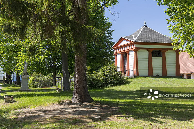 德国萨克森州上卢萨蒂亚的内施维茨公墓中的伯爵家族墓地图片素材