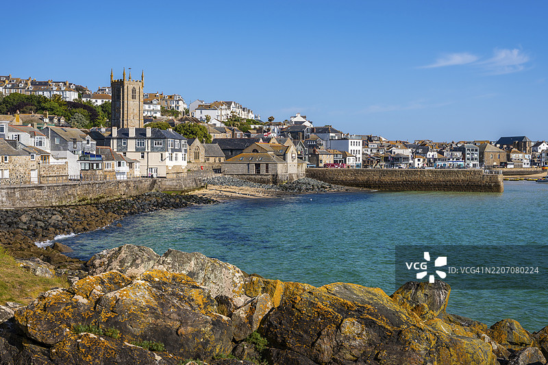 圣艾夫斯的景色。左侧是圣艾亚教堂。清晨。圣艾夫斯，康沃尔，英格兰，英国图片素材