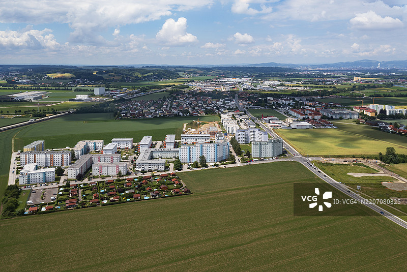 无人机图像，住宅建筑，高层住宅区和分配花园区，阿斯滕，林茨地区，上奥地利，奥地利，欧洲图片素材