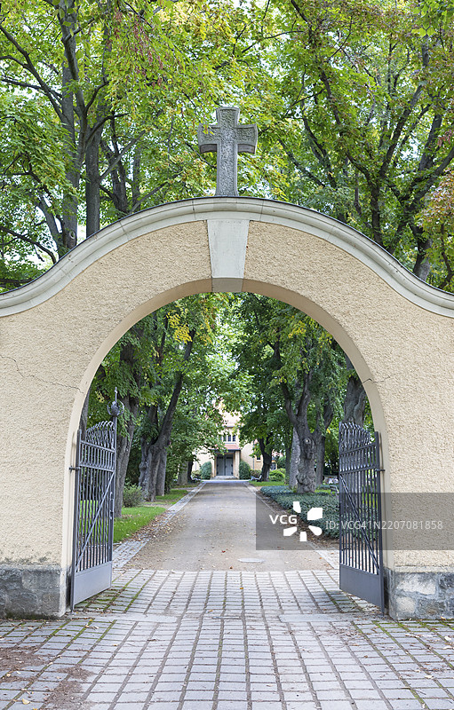 德国萨克森州里萨市阿列斯特拉塞公墓入口处的十字架拱门图片素材