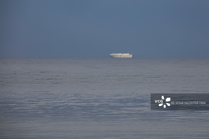 远处海平线上航行的货船，哥斯达黎加图片素材