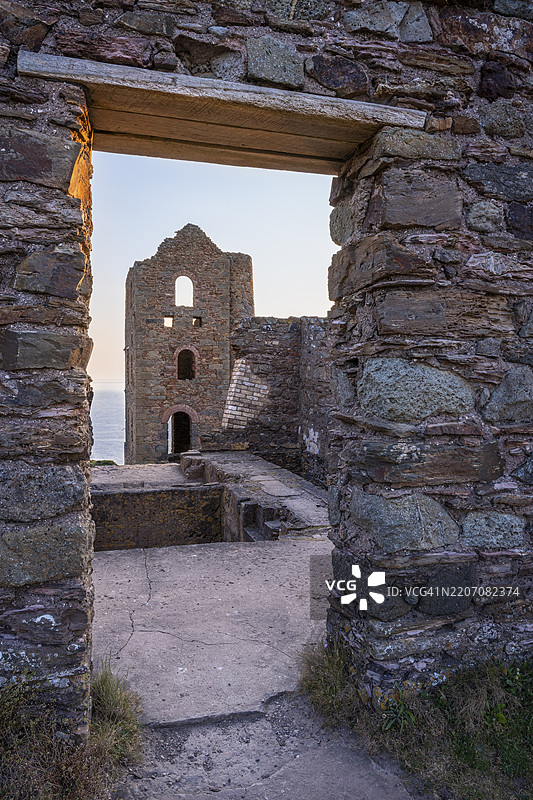 威尔科特斯废墟，曾经的锡矿。黄昏，金色时刻。圣阿格尼斯，康沃尔，英格兰，英国图片素材