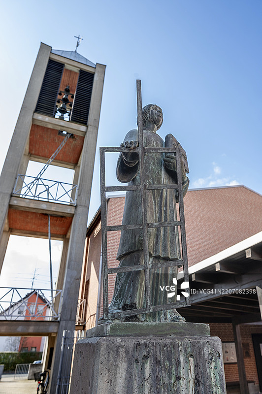德国巴伐利亚中法兰肯地区莫赫伦多夫圣劳伦提乌斯教堂钟楼前的圣劳伦提乌斯雕像图片素材