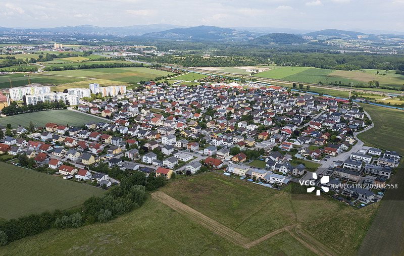 无人机图像，住宅区，独立住宅和公寓楼，阿斯滕，林茨地区，上奥地利，奥地利，欧洲图片素材