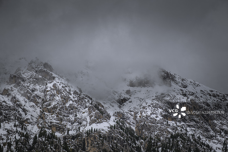 从甘彭草地俯瞰佩特勒科费尔山脉的一部分，意大利南蒂罗尔，普兹-盖斯勒自然公园，圣玛德琳娜，维尔诺斯，富内斯，维尔诺斯谷，欧洲，雪景。图片素材