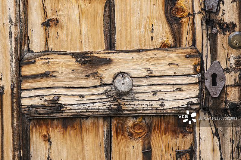 意大利南蒂罗尔,富内斯,维尔诺斯谷,圣玛德琳娜,格拉茨阿尔姆,普兹-盖斯勒自然公园,盖斯勒山脉的小屋 rustic 木门的细节视图图片素材