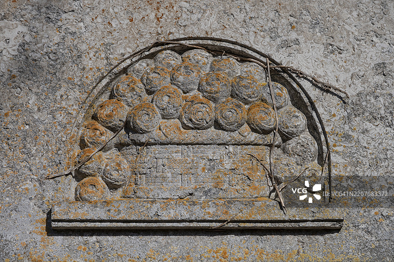 犹太墓碑上的玫瑰装饰图案，象征着生育和生命，生命复苏的象征，以色列公墓，成立于1882年，德国巴伐利亚州维尔茨堡西门子街2号，欧洲图片素材