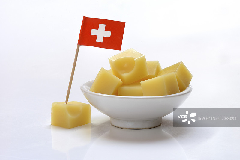 瑞士的埃门塔尔奶酪方块与瑞士国旗，欧洲图片素材