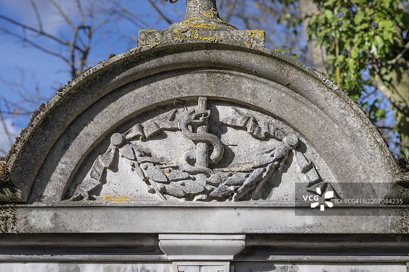 医生墓碑上的医药象征——阿斯克勒庇俄斯之杖，位于以色列墓地，建于1882年，地址：德国巴伐利亚州维尔茨堡西门子街2号，欧洲。图片素材