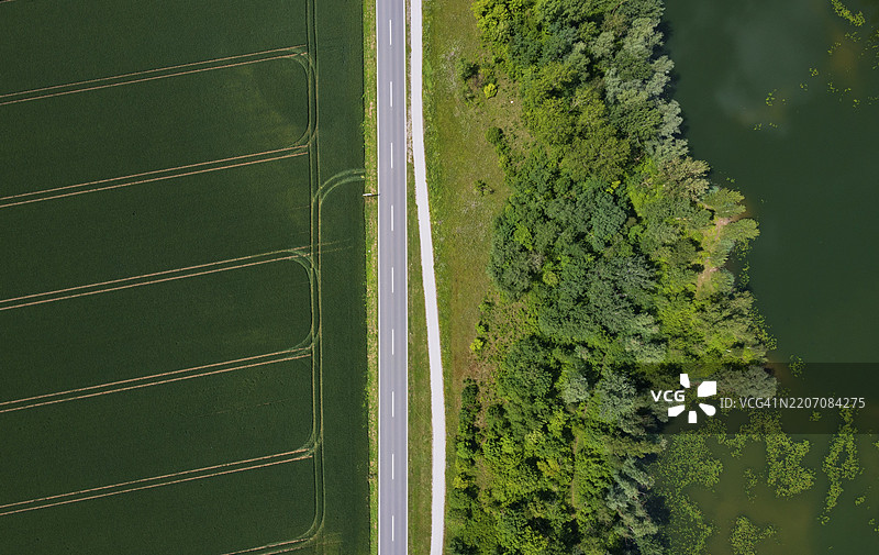 无人机拍摄的图像，乡村道路穿过田野和池塘，阿斯滕，林茨地区，上奥地利，奥地利，欧洲图片素材