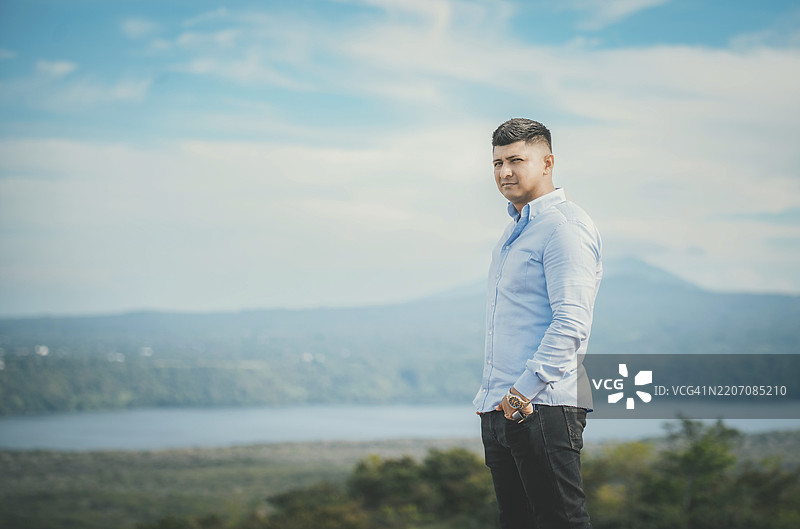 在自然观景点的帅气年轻男子肖像。尼加拉瓜游客在中美洲尼加拉瓜马萨亚的自然观景点。图片素材