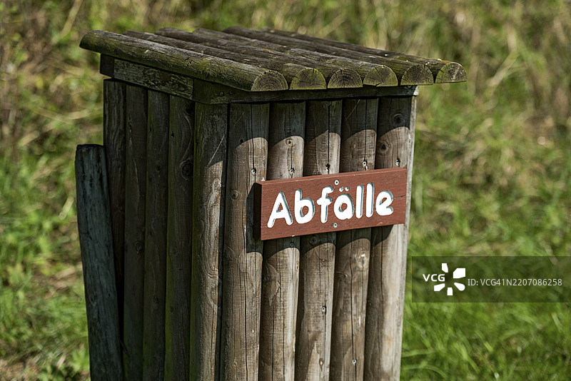 乡村风格的木制垃圾箱，位于德国黑森州霍赫罗德斯科夫山顶，作为游览目的地的垃圾桶，属于福根斯堡火山地区自然公园。图片素材