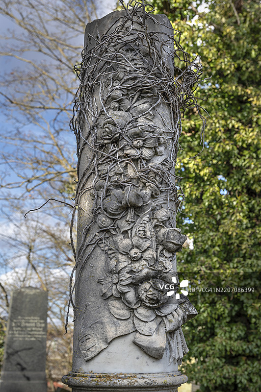 犹太墓碑上的玫瑰装饰图案，象征着生育和生命，生命重生的象征，以色列公墓，成立于1882年，德国巴伐利亚州维尔茨堡西门子街2号，欧洲图片素材