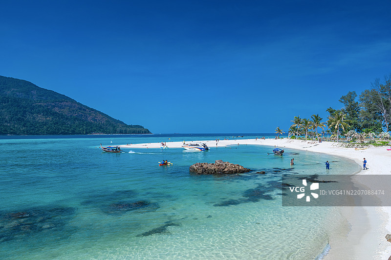 泰国南部沙敦省科里佩岛的海滩美景与天空相映成趣图片素材