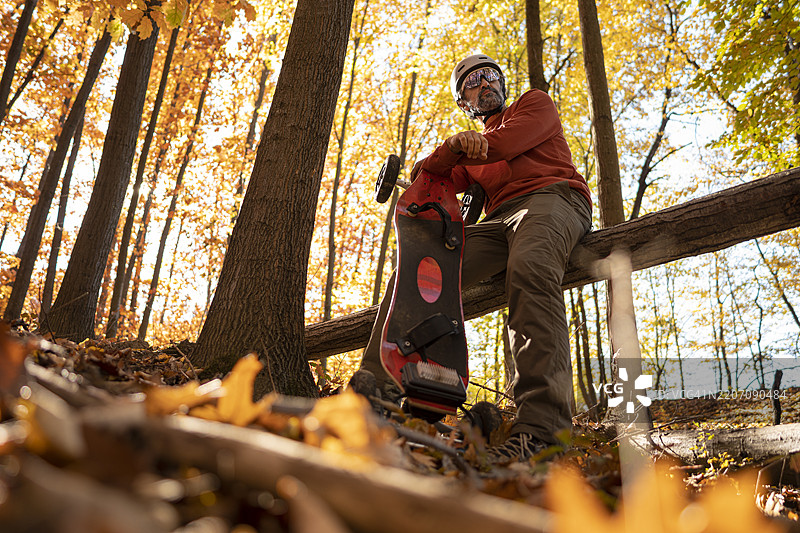 秋季森林日落时骑着越野电动山地板的男子图片素材