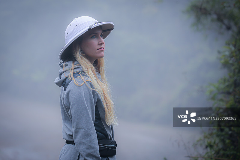 在雾气弥漫的森林中探险的女性，哥斯达黎加图片素材