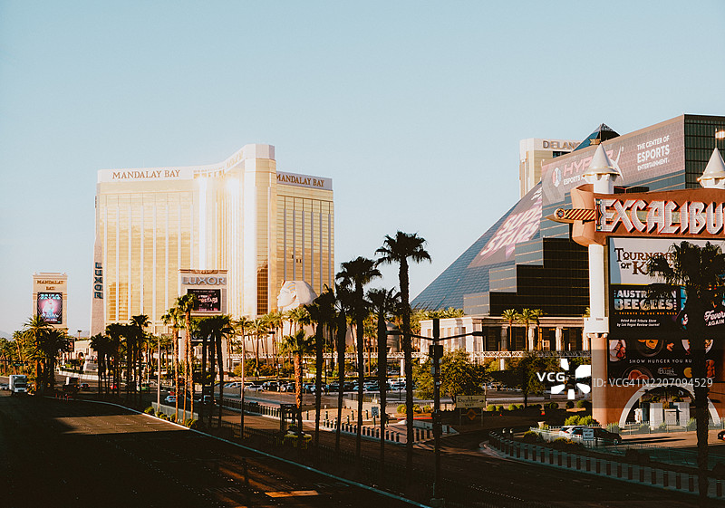 拉斯维加斯大道上的酒店和赌场在白天的景象图片素材