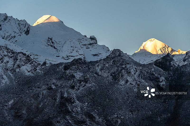 尼泊尔朗塘地区的巴登·鲍威尔峰（5,710米）上的阳光。这座蘑菇形状的山位于朗塘地区，是对库姆布地区的印加采峰或岛峰的完美替代选择。图片素材