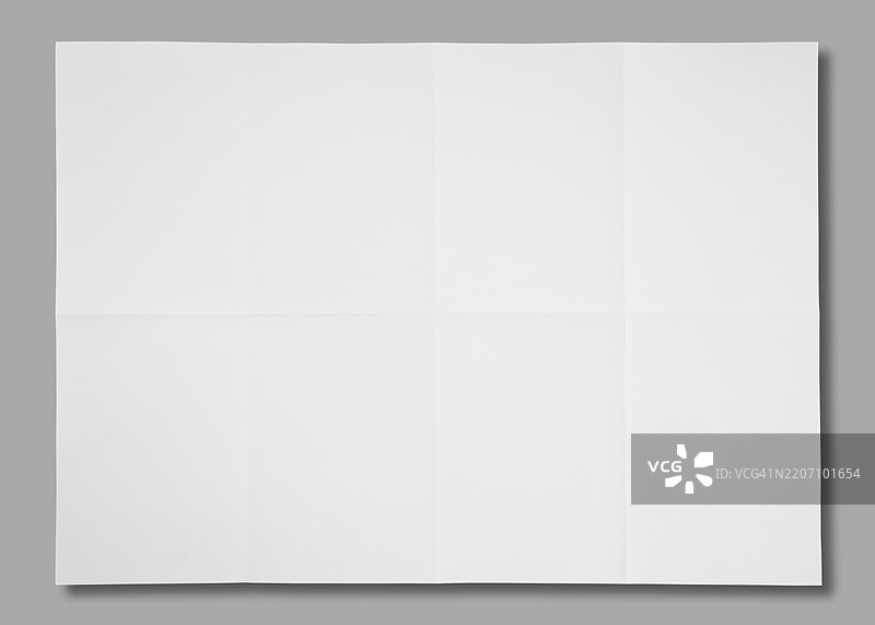 一张折叠的空白A4纸，孤立在灰色背景上，保存剪切路径。图片素材