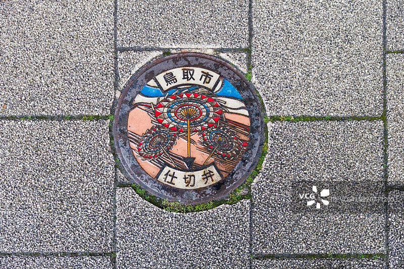 日本鸟取市的井盖。在日本，许多地方都有自己独特的井盖。图片素材