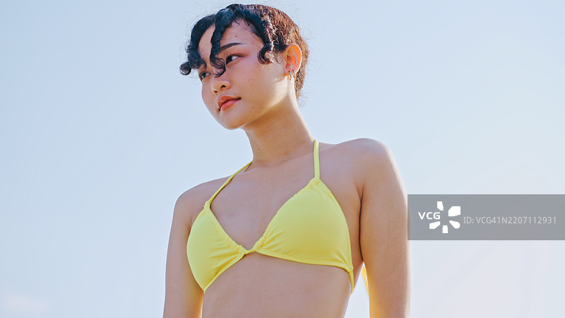 穿着比基尼的完美身材女性在海滩上图片素材