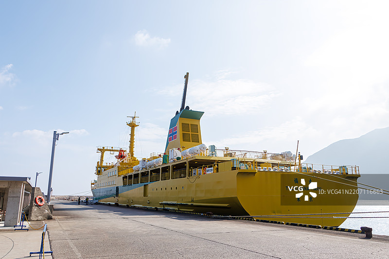 这艘黄色的船是东海汽船的太刀花丸，航线为太平洋八丈岛。图片素材