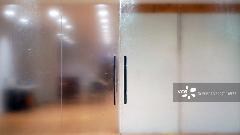 蒙特利尔，魁北克，加拿大，一家正在施工的商业建筑的玻璃门窗被塑料覆盖的特写。图片素材