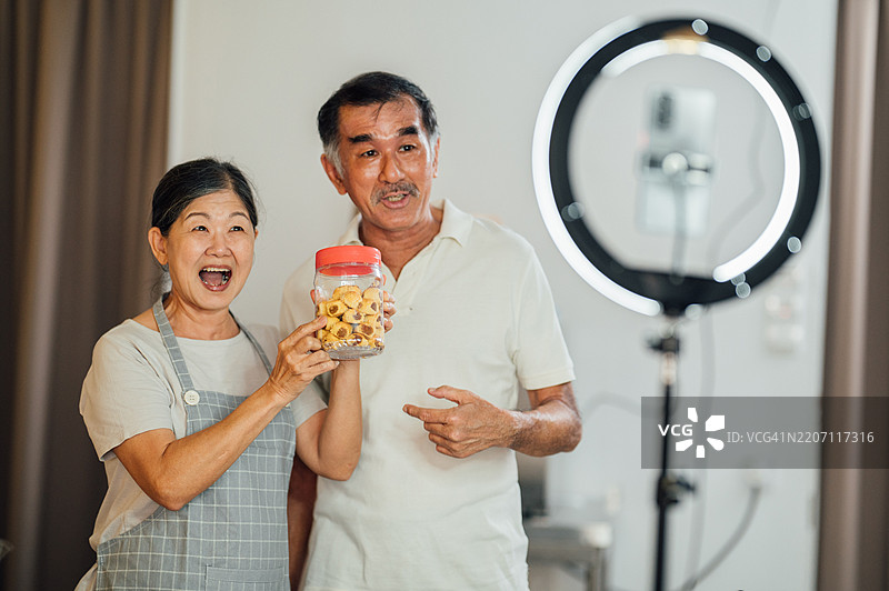 烘焙与销售：一对老年夫妇的在线饼干之旅图片素材