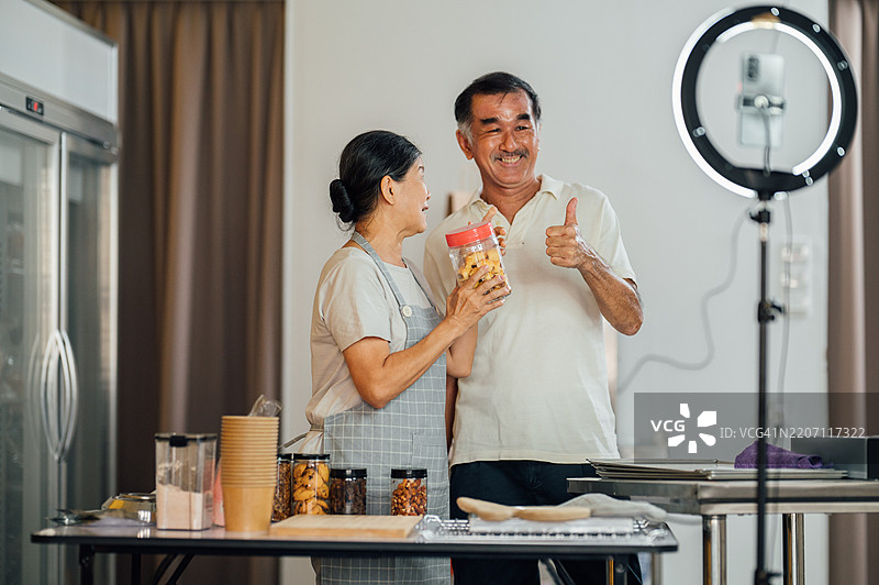 甜蜜的成功：一对亚洲老年夫妇的自制饼干生意图片素材