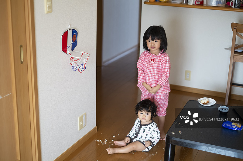惊讶的姐妹们在食物上制造混乱图片素材