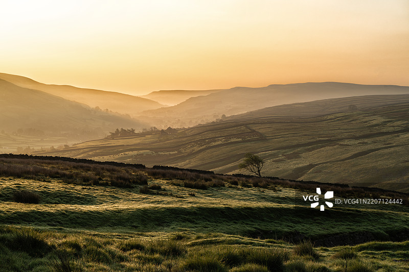 斯威尔代尔的雾霭日出图片素材